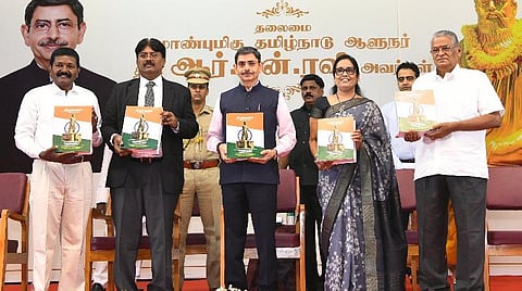 சென்னை அண்ணா பல்கலைக்கழகத்தில் நேற்று நடந்த திருக்குறள் மாநாட்டில் ‘திருக்குறள் - உலகுக்கான நூல்’ என்ற புத்தகத்தை ஆளுநர் ஆர்.என்.ரவி வெளியிட்டார். உடன், துணைவேந்தர் வேல்ராஜ், குறள் மலைச் சங்கத் தலைவர் ரவிக்குமார், கவுரவ தலைவர் மலர்விழி, மனுநீதி அறக்கட்டளை தலைவர் மாணிக்கம் ஆகியோர்.