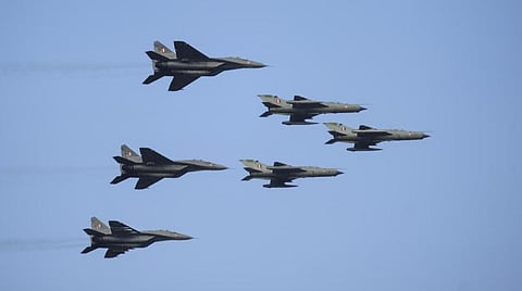 இந்திய விமானப்படை தின கொண்டாட்ட சாகசத்தில் அணிவகுக்கும் போர் விமானங்கள் | பிரதிநிதித்துவப்படம்