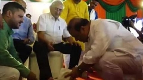 பாத பூஜை செய்யும் அசாம் முதல்வர் ஹிமந்த பிஸ்வ சர்மா