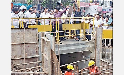 சென்னையில் மாநகராட்சி சார்பில் மழைநீர் வடிகால் மற்றும் கால்வாய்கள் தூர்வாரும் பணிகள் முழு வீச்சில் நடைபெற்று வருகின்றன. இந்நிலையில், கொளத்தூர் வேலவன் நகரில் நடைபெறும் மழைநீர் வடிகால் அமைக்கும் பணிகளை முதல்வர் மு.க.ஸ்டாலின் நேற்று பார்வையிட்டு ஆய்வு செய்தார். அமைச்சர்கள், சென்னை மாநகராட்சி ஆணையர் ககன்தீப் சிங் பேடி, அரசு உயர் அலுவலர்கள் உடனிருந்தனர். படம்: ம.பிரபு