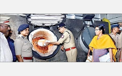 சென்னை பெருநகர காவல் ஆணையர் சங்கர் ஜிவால் முன்னிலையில், ரூ.1.5 கோடி மதிப்பிலான கஞ்சா மற்றும் கேட்டமைன் போதைப் பொருட்கள் எரியூட்டப்பட்டன.