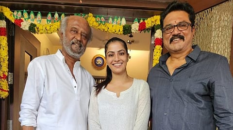 நடிகர் ரஜினிகாந்துடன் சரத்குமார்