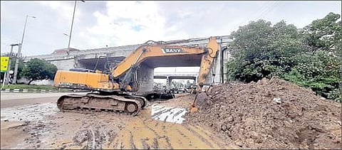 நெடுஞ்சாலைத் துறை சார்பில்  நடந்து வரும் மூடுகால்வாய் அமைக்கும் பணியின்போது குடிநீர் குழாய் உடைப்பு ஏற்பட்டதால் நீர் வழிந்தோடி சேறும் சகதியாக மாறிய முடிச்சூர் சாலை.படம்: எம்.முத்துகணேஷ்