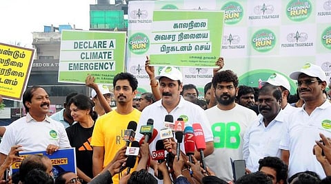 காலநிலை செயல் திட்டத்தை உருவாக்கி செயல்படுத்த வேண்டும் என்பது உள்ளிட்ட கோரிக்கைகளை வலியுறுத்தி பசுமைத் தாயகம் அமைப்பின் சார்பில் ‘காலநிலை மாற்ற நடவடிக்கைக்கான சென்னை ஓட்டம்’ என்ற தலைப்பிலான மாரத்தான் ஓட்டம் சென்னை பெசன்ட் நகர் கடற்கரைச் சாலையில் நேற்று நடைபெற்றது. இதில், பாமக தலைவர் அன்புமணி, ஜி.கே.மணி எம்எல்ஏ, ஏ,கே,மூர்த்தி, திரைப்பட இயக்குநர் விக்னேஷ் சிவன், நடிகர் சித்தார்த் உள்ளிட்டோர் பங்கேற்றனர்.  படம்: பு.க.பிரவீன்