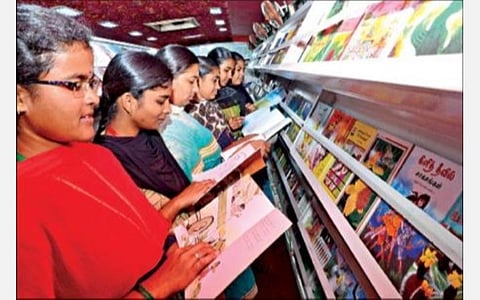 என்பிடி நிறுவனம் சார்பில் காவிரி புத்தகப் பயணம் எனும் நடமாடும் புத்தகக் கண்காட்சி பேருந்து ஈரோடு வந்தது. பேருந்தில் இருந்த புத்தகங்களை ஆர்வத்தோடு பார்வையிட்ட வாசகர்கள்.