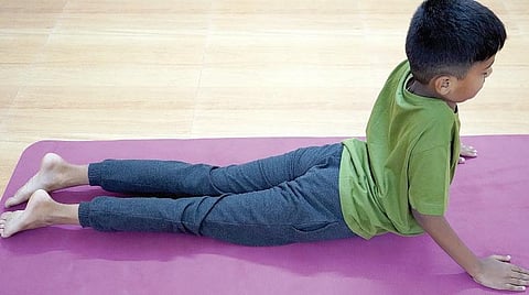 யோக பலம் - 13: நாள்பட்ட கழுத்து, முதுகு வலிக்கு தீர்வு தரும் புஜங்காசனம்