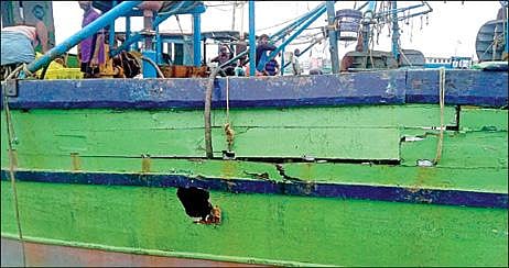 இலங்கை கடற்படையின் ரோந்து படகு மோதியதில் சேதமடைந்த ராமேசுவரம் மீனவர்களின் படகு.