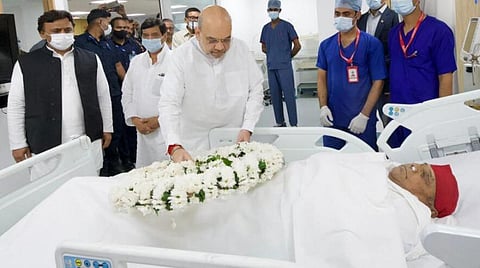 குருகிராமில் உள்ள மெதந்தா மருத்துவமனையில் வைக்கப்பட்டிருந்த முலாயம் சிங் யாதவ் உடலுக்கு மலர்வளையம் வைத்து அஞ்சலி செலுத்தினார் மத்திய உள்துறை அமைச்சர் அமித்  ஷா. படம்: பிடிஐ