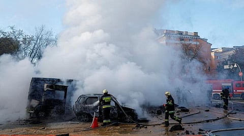 உக்ரைன் தலைநகர் கீவ் நகரின் பல பகுதிகளில் ரஷ்ய ராணுவம் நேற்று ஏவுகணைகளை வீசியும், ட்ரோன் மூலம் வெடிகுண்டுகளை வீசியும் தாக்குதல் நடத்தியது. இந்தத் தாக்குதலில் சேதமடைந்த சாலையில் தீயில் கருகிக் கிடக்கும் வாகனங்கள். படம்: பிடிஐ