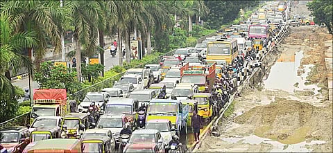 சென்னையில் நேற்று காலை பரவலாக மழை பெய்த நிலையில், ராஜீவ்காந்தி சாலையில் ஏற்பட்ட கடும் போக்குவரத்து நெரிசலில் சிக்கி ஊர்ந்து சென்ற வாகனங்கள். (அடுத்த படம்) வேளச்சேரி - தரமணி இணைப்புச் சாலையில் மழையில் நனைந்தபடி சக்கர நாற்காலியில் அழைத்துச் செல்லப்பட்ட மாற்றுத் திறனாளி பெண். படங்கள்: பு.க.பிரவீன்