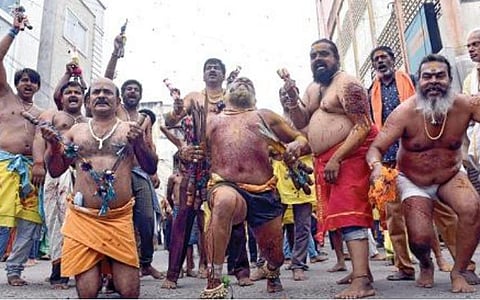 கோவை | கத்தி போடும் திருவிழா குறித்து விமர்சித்தவர் மீது நடவடிக்கை வேண்டும்: காவல் ஆணையரிடம் மனு