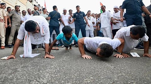 இந்திய ஒற்றுமை யாத்திரையில் புஷ்-அப் போட்டியில் ஈடுப்பட்ட டிகே சிவக்குமார், உள்ளூர் சிறுவன், ராகுல் காந்தி, வேணுகோபால்