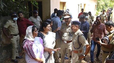 விசாரணை மேற்கொள்ளும் போலீசார்.