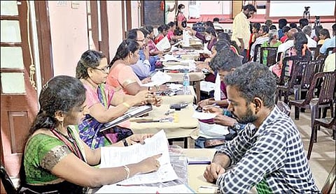 பிஎட் படிப்புக்கான மாணவர் சேர்க்கை கலந்தாய்வு சென்னை லேடி வெலிங்டன் கல்லூரி வளாகத்தில் நேற்று தொடங்கியது. இதில் பங்கேற்ற மாணவ, மாணவிகளின் சான்றிதழ்களை சரிபார்க்கும் பொறுப்பு அதிகாரிகள்.படம்: பு.க.பிரவீன்