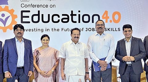 இந்திய தொழில் கூட்டமைப்பு (தென் மண்டலம்) சார்பில் கல்வி மாநாடு- 4.0 சென்னையில் நேற்று நடைபெற்றது. இதில் அமைச்சர் க.பொன்முடி, துறை செயலர் தா.கார்த்திகேயன், அண்ணா பல்கலைக்கழக துணை வேந்தர் ஆர்.வேல்ராஜ், சிஐஐ தென்மண்டலத் தலைவர் நந்தினி ரங்கசுவாமி உள்ளிட்டோர் பங்கேற்றனர்.படம்: பு.க.பிரவீன்