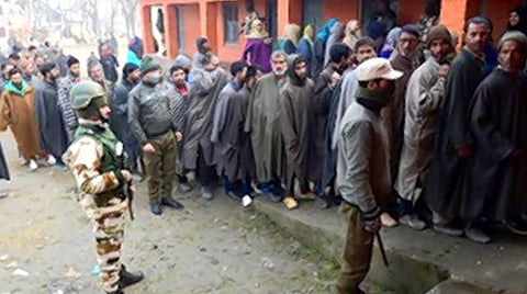 ஜம்மு காஷ்மீர் வாக்காளர்கள் வாக்களிக்க வரிசையில் நிற்கும் காட்சி | கோப்புப் படம்