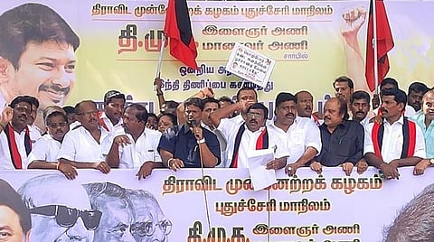 இந்தி திணிப்புக்கு எதிராக எதிராக கட்சி நடத்திய போராட்டம்