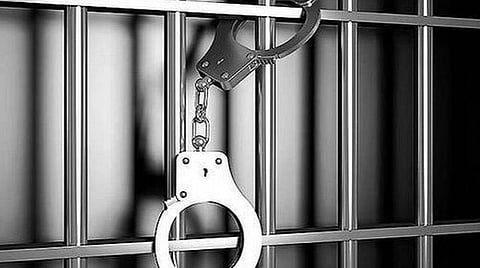 சென்னை | பீர் பாட்டிலை உடைத்து ரவுடி தாக்கியதில் 2 போலீஸார் படுகாயம்