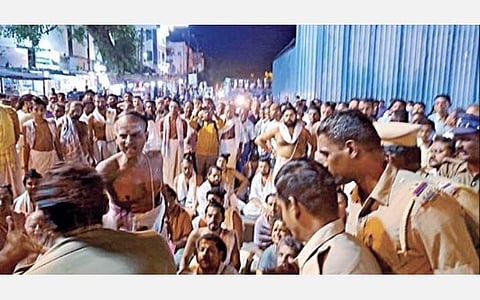 சிதம்பரம் கீழவீதி பகுதியில் சாலை மறியலில் ஈடுபட்ட தீட்சிதர்கள்.