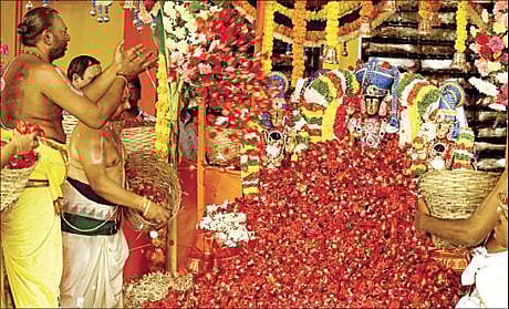 திருப்பதி திருமலை தேவஸ்தானம் சார்பில் ஹைதராபாத்தில் நடைபெற்று வரும் வைபவ உற்சவத்தின் ஒரு பகுதியாக நேற்று உற்சவ மூர்த்திகளுக்கு புஷ்பயாகம் நடைபெற்றது.