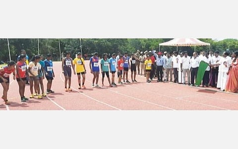 திருவண்ணாமலை மாவட்ட விளையாட்டு அரங்கில் நடைபெற்ற மாநில இளையோர் தடகள போட்டியில், 1,500 மீட்டர் ஓட்டத்தை நேற்று தொடங்கி வைத்த அமைச்சர் சிவ.வீ.மெய்யநாதன்.படம்: இரா.தினேஷ்குமார்.