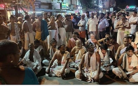 சிதம்பரத்தில் மறியல் போராட்டம் நடத்திய 25 தீட்சிதர்கள் மீது வழக்கு