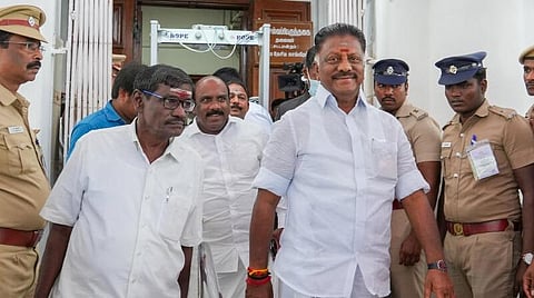 அதிமுகவில் எம்ஜிஆர் கொண்டுவந்த சட்டவிதியை பாதுகாக்கவே போராடுகிறோம் - முன்னாள் முதல்வர் ஓ.பன்னீர்செல்வம் தகவல்