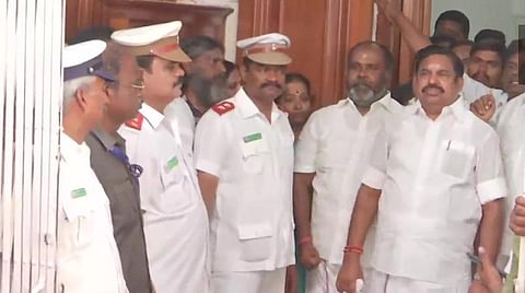 சட்டப்பேரவையில் இருந்து வெளியேறும் இபிஎஸ் மற்றும் ஆதரவு எம்எல்ஏக்கள்