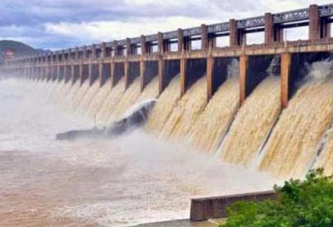 மேட்டூர் அணைக்கு நீர்வரத்து சரிந்தபோதிலும் 11 டெல்டா மாவட்டங்களுக்கு வெள்ள அபாய எச்சரிக்கை நீட்டிப்பு