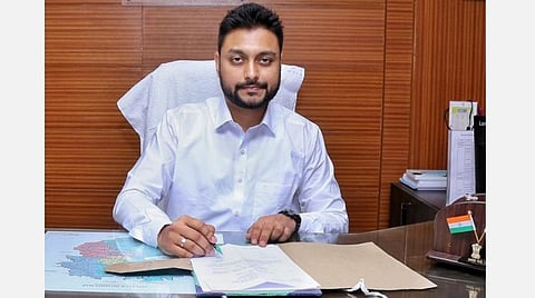 திருப்பூர் கோட்டாட்சியர் அலுவலகத்தில் இன்று பொறுப்பேற்ற சார் ஆட்சியர் ஸ்ருதன் ஜெய் நாராயணன்.  