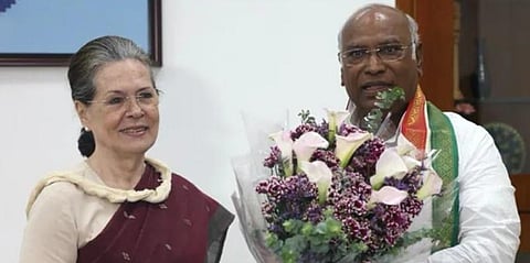 புதிய காங்கிரஸ் தலைவர் மல்லிகார்ஜுன கார்கே வீட்டுக்கே சென்று வாழ்த்திய சோனியா காந்தி