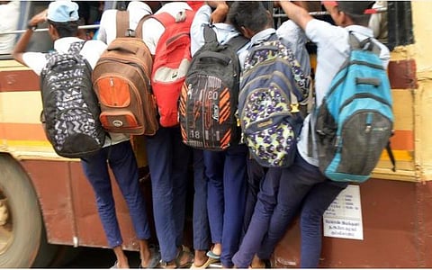 பேருந்து படிக்கட்டில் தொங்கும் பள்ளி மாணவர்கள் மீது நடவடிக்கை எடுக்கப்படும்: மாநகர போக்குவரத்து கழகம் எச்சரிக்கை