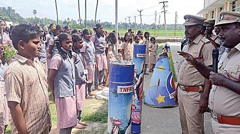 தீபாவளி பண்டிகையின்போது பட்டாசுகளை பாதுகாப்பாக வெடிப்பது எப்படி? - தீயணைப்பு துறையினர் செயல்விளக்கம்