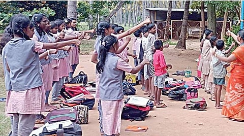 வீடு, பள்ளி, வீதி, மொட்டைமாடி, மரத்தடியே களங்கள்: பள்ளியையும் சமூகத்தையும் இணைக்கும் வாசிப்பு இயக்கம்