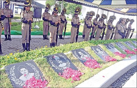 காவலர் வீர வணக்க நாளை முன்னிட்டு, பணியின்போது உயிரிழந்த போலீஸாருக்கு அஞ்சலி செலுத்தும்  நிகழ்ச்சி சென்னை மெரினா கடற்கரை சாலையில் உள்ள டிஜிபி அலுவலக வளாகத்தில் நேற்று நடைபெற்றது. இதில், காவலர் நினைவுச் சின்னத்தில் டிஜிபி சைலேந்திரபாபு அஞ்சலி செலுத்தினார். படங்கள்: ம.பிரபு﻿﻿