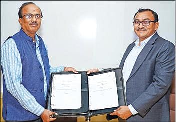 என்எல்சி இந்தியா திட்டம் மற்றும் செயலாக்கத் துறை இயக்குநர் மோகன் ரெட்டி மற்றும் தேசிய காற்றாலை மின்சக்தி நிலைய பொது இயக்குநர் டாக்டர் கே. பலராமன் ஆகியோர் ஒப்பந்தங்களை பரிமாறிக் கொண்டனர்.