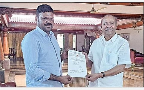 பாமக இளைஞர் அணித் தலைவராக நியமிக்கப்பட்டுள்ள ஜி.கே.எம்.தமிழ்க்குமரனிடம் நியமனக் கடிதத்தை வழங்குகிறார் அக்கட்சியின் நிறுவனர் ராமதாஸ்.