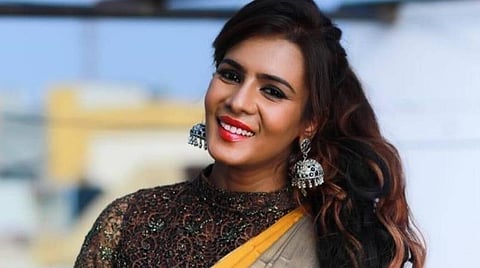 தலைமறைவான நடிகை மீரா மிதுனை பாதுகாப்பாக மீட்டுத் தர வேண்டும்: காவல் ஆணையரிடம் தாய் மனு