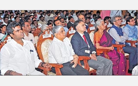 மத்திய அரசின் அனைத்து துறைகள், அமைச்சகங்களில் அடுத்த ஒன்றரை ஆண்டுகளில் பணி நியமனம் வழங்கும் ‘ரோஜ்கார் மேளா’ திட்டத்தை பிரதமர் நரேந்திர மோடி காணொலி வாயிலாக நேற்று தொடங்கி வைத்தார். சென்னையில் நடைபெற்ற நிகழ்ச்சியில் மத்திய நிதி அமைச்சர் நிர்மலா சீதாராமன் கலந்து கொண்டார். உடன், சென்னை ஐசிஎஃப் பொது மேலாளர் ஏ.கே.அகர்வால், தெற்கு ரயில்வே பொறுப்பு பொது மேலாளர்பி.ஜி.மால்யா, தமிழக பாஜக தலைவர் அண்ணாமலை உள்ளிட்டோர்.படம்: ம.பிரபு