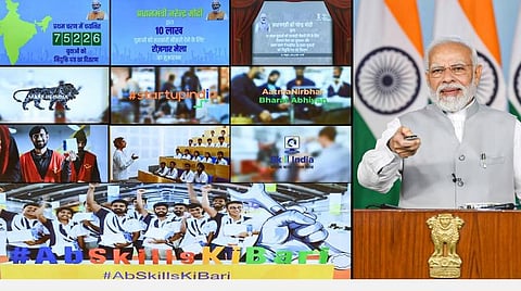 நாடு முழுவதும் அரசுத் துறைகளில் 10 லட்சம் பேருக்கு வேலைவாய்ப்பு வழங்கும் ‘ரோஜ்கார் மேளா’வை பிரதமர் மோடி டெல்லியிலிருந்து காணொலி மூலம் நேற்று தொடங்கிவைத்தார். இந்நிகழ்ச்சியில், பல்வேறு நகரங்களிலிருந்து பணிநியமன ஆணைகளைப் பெற்றுக்கொண்ட இளைஞர்கள்.படம்: பிடிஐ