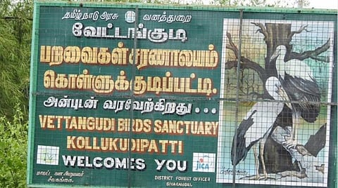 பறவைகளுக்காக பட்டாசு வெடிக்காத கிராம மக்களுக்கு இனிப்பு வழங்கிய வனத்துறையினர்