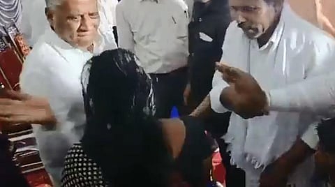 கர்நாடகா | உதவி கேட்டுவந்த பெண்ணை அறைந்த அமைச்சர்: வைரலான வீடியோ; விசாரணைக்கு முதல்வர் உத்தரவு