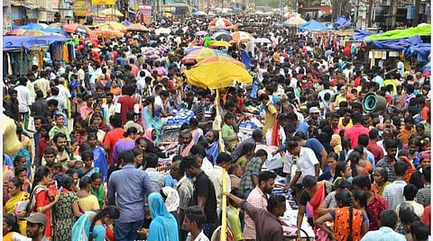 புத்தாடைகள் வாங்க மதுரை கடைவீதிகளில் குவிந்த மக்கள்.