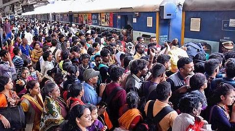 தீபாவளியை முன்னிட்டு 3 நாட்களில் 6 லட்சம் பேர் ரயில் பயணம்: தெற்கு ரயில்வே அதிகாரிகள் தகவல்