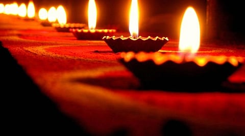 இன்று தீபாவளி பண்டிகை கொண்டாட்டம்: ஆளுநர், அரசியல் கட்சித் தலைவர்கள் வாழ்த்து