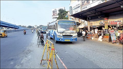 சென்னையில் வசிக்கும் தென் மாவட்ட மக்கள் தீபாவளி பண்டிகையை கொண்டாட தங்கள் சொந்த ஊர்களுக்கு கடந்த 2 நாட்களில் சென்றதால் பெருங்களத்தூர் பேருந்து நிலையம் நேற்று மக்கள் கூட்டமோ, வாகன நெரிசலோ இன்றி வெறிச்சோடி காணப்பட்டது. படம்: எம்.முத்துகணேஷ்