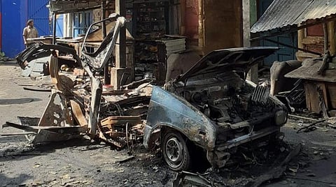 சமையல் சிலிண்டர் வெடித்த கார்.