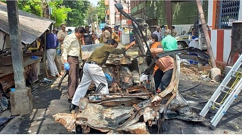 கோவையில் சிலிண்டர் வெடித்த சம்பவத்தில் உருக்குலைந்த கார்