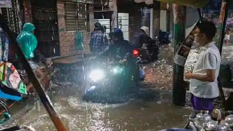 மழை வெள்ளத்தில் மிதக்கும் வங்கதேசம்