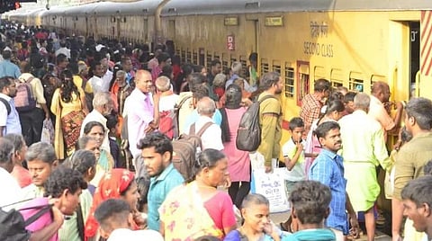 மதுரை | தீபாவளி விடுமுறை முடிந்ததால் ரயில், பேருந்து நிலையங்களில் நிரம்பிவழிந்த பயணிகள் கூட்டம்